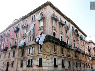 E un isolato dopo, ad angolo con via Martiri d�Otranto, rimaniamo �estasiati� davanti a un palazzo particolarissimo. Presenta un piano terra marrone rifatto secondo gli stilemi dell�architettura fascista e un piano superiore rosa pallido rimasto in stile liberty...